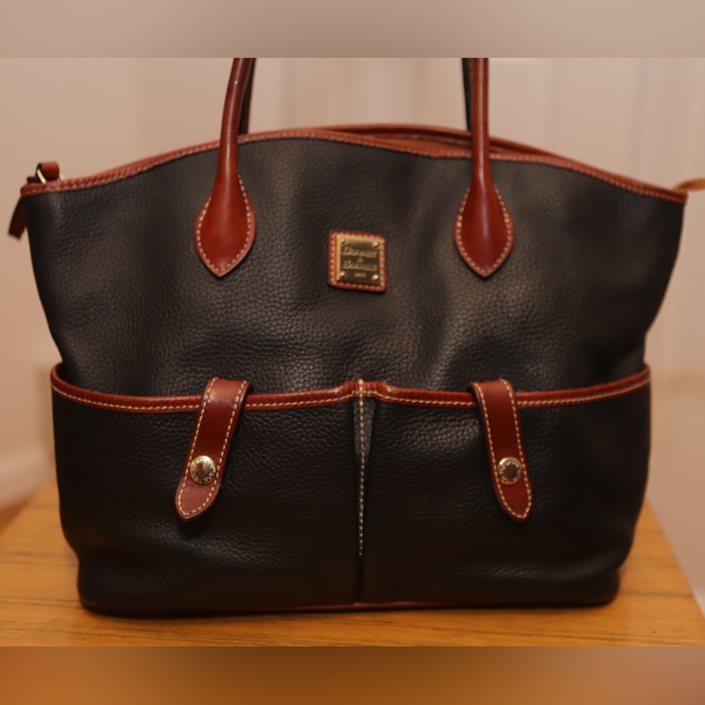 Dooney & Bourke Black Leather Shoulder Bag Red Interior - Picture 4 of 14